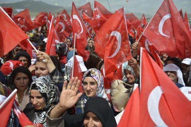 Yüksekova'da halk PKK tehdidine pabuç bırakmadı