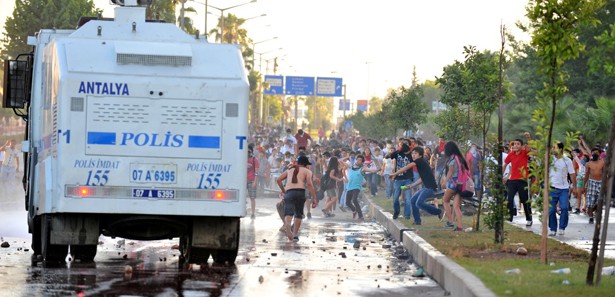 Para karşılığında polise taşlı saldırı